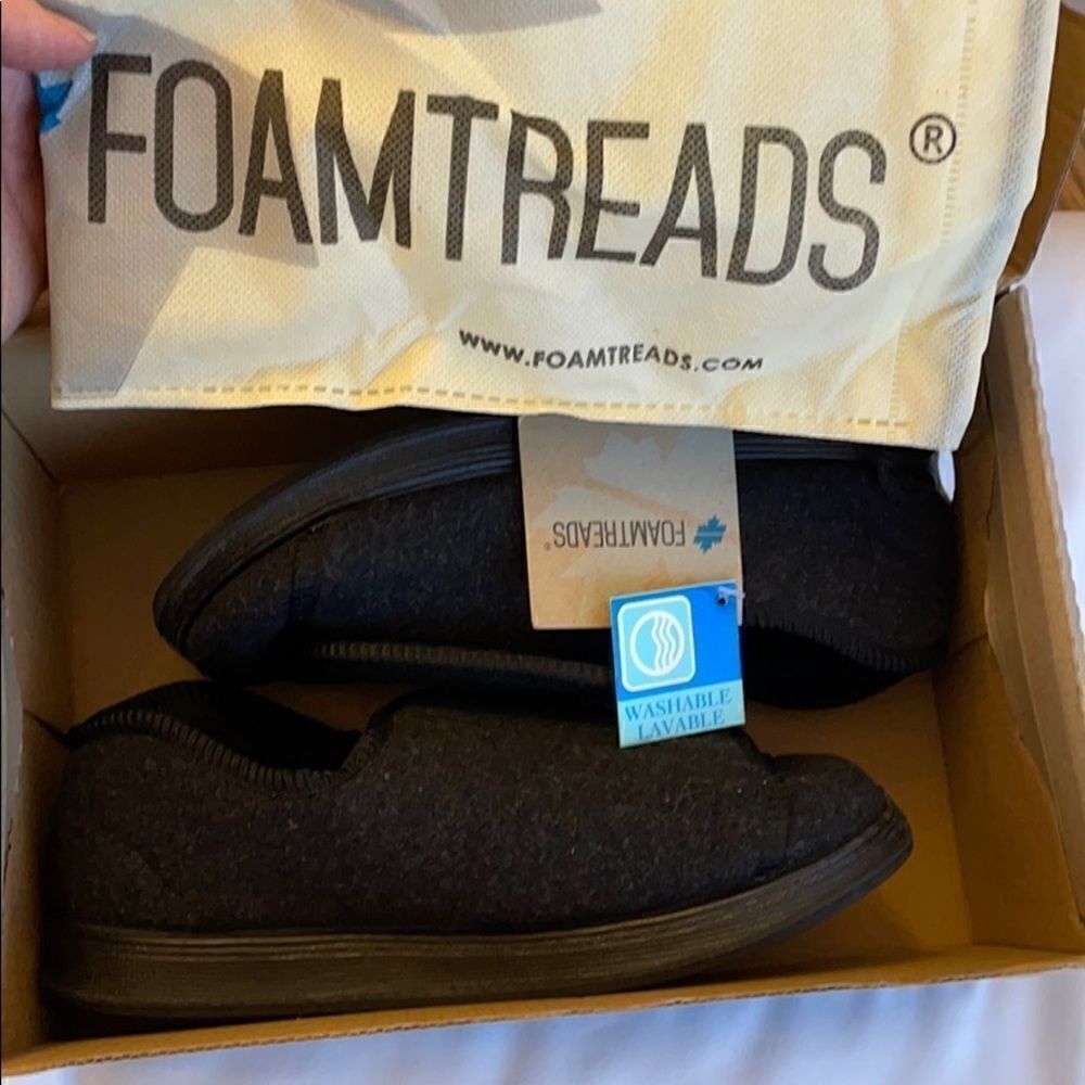 FOAMTREADS WASHABLE HOUSE SHOES.  SIZE 6… - Picture 5 of 8